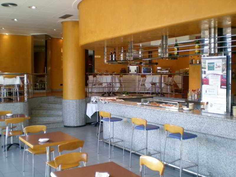 Aparthotel Campus Oviedo Restoran gambar